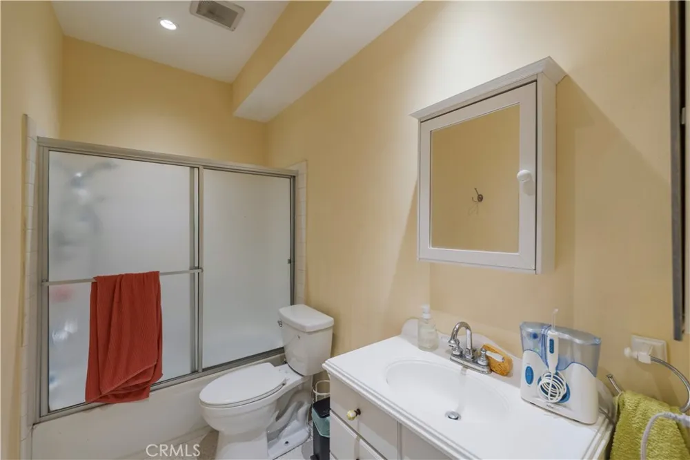7211 Cozycroft #32 Winnetka, CA 91306