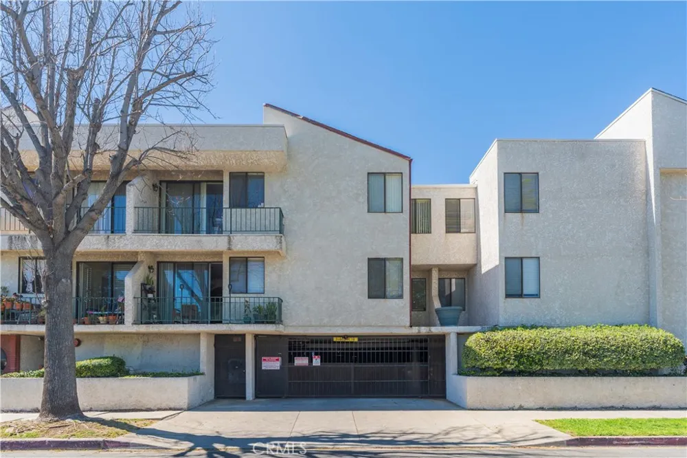 7211 Cozycroft #32 Winnetka, CA 91306
