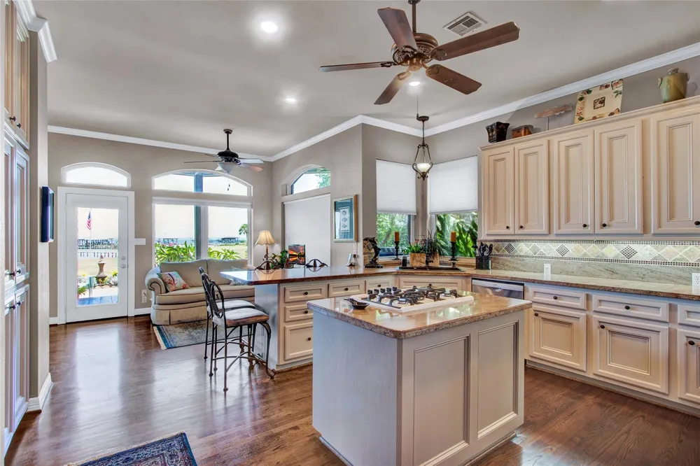 2668 E Bayshore Drive San Leon, TX 77539