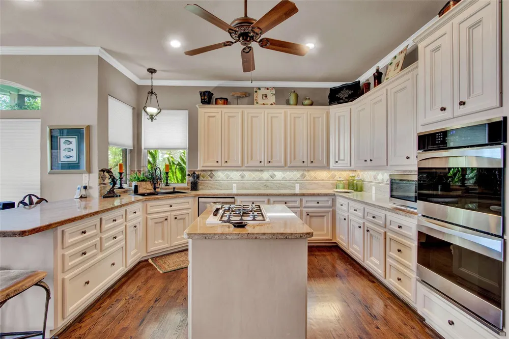 2668 E Bayshore Drive San Leon, TX 77539