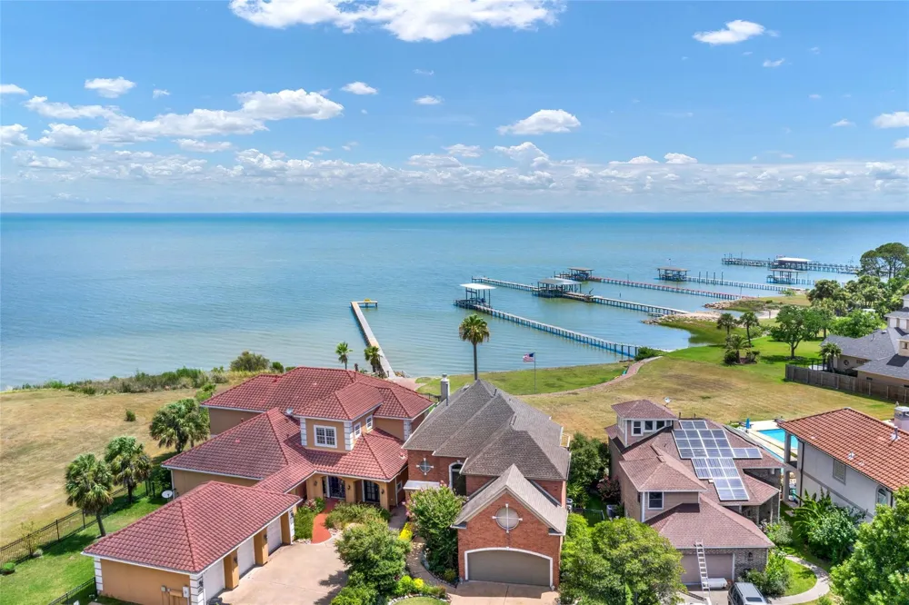 2668 E Bayshore Drive San Leon, TX 77539
