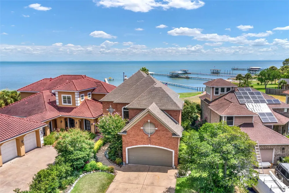 2668 E Bayshore Drive San Leon, TX 77539