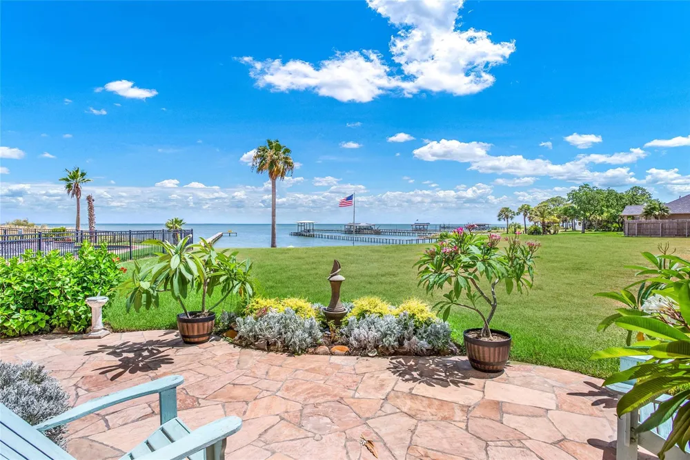 2668 E Bayshore Drive San Leon, TX 77539