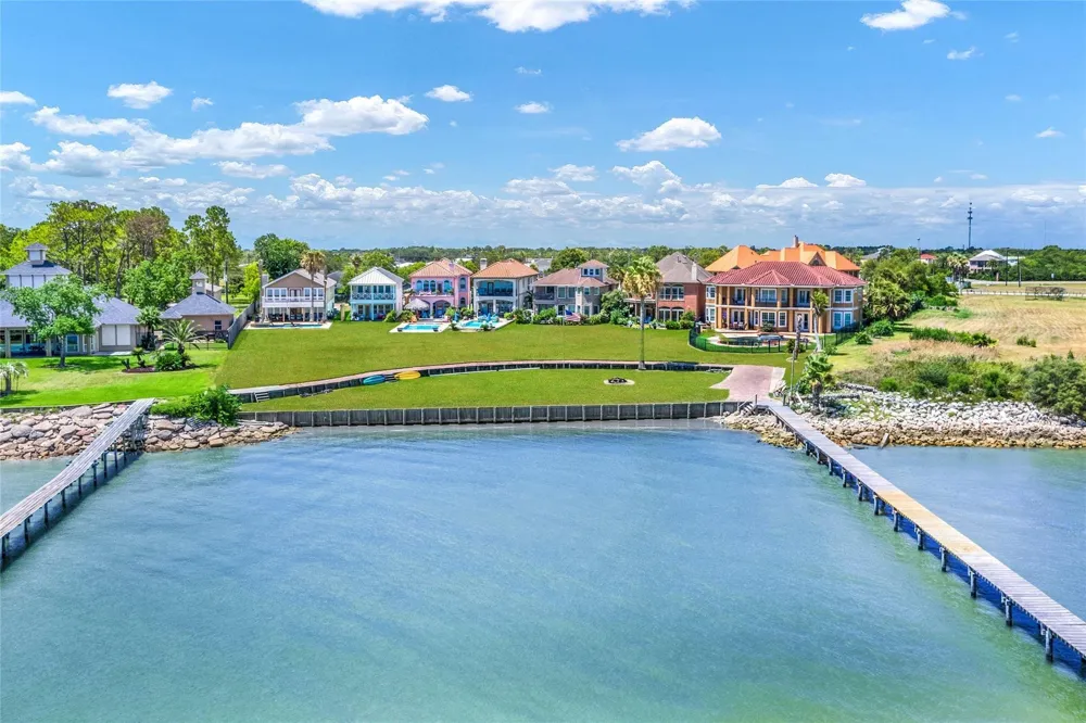 2668 E Bayshore Drive San Leon, TX 77539
