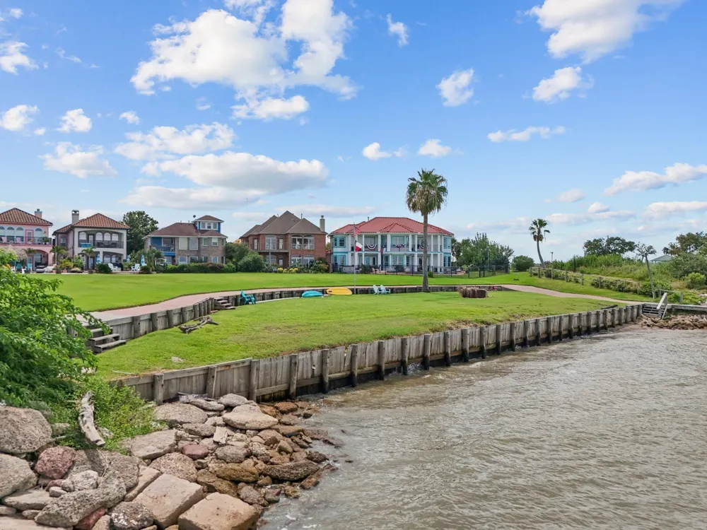 2668 E Bayshore Drive San Leon, TX 77539