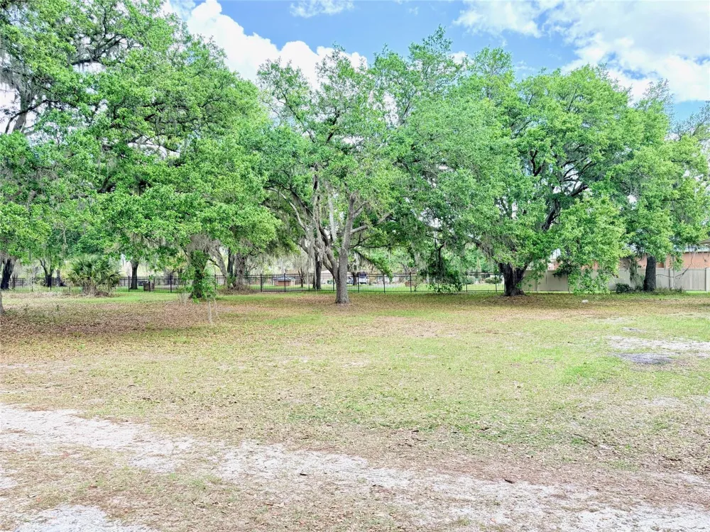 7001 W DORMANY ROAD Plant City, FL 33565