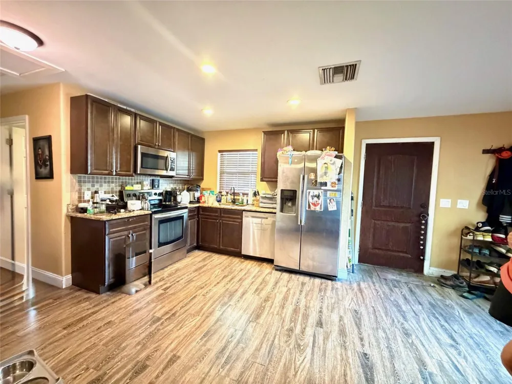 7001 W DORMANY ROAD Plant City, FL 33565