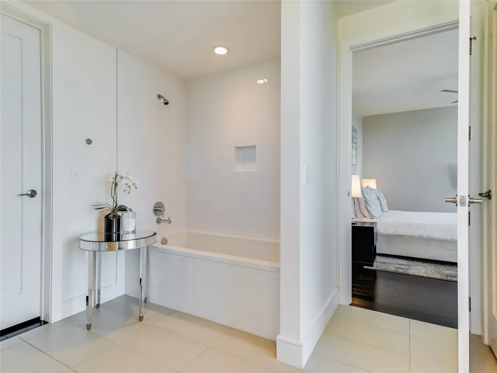 222 West Avenue #1901 Austin, TX 78701