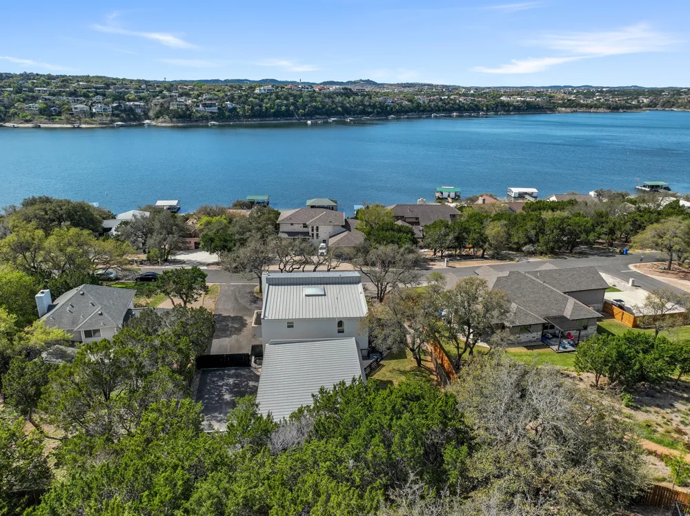 18702 Lakeland Drive Point Venture, TX 78645