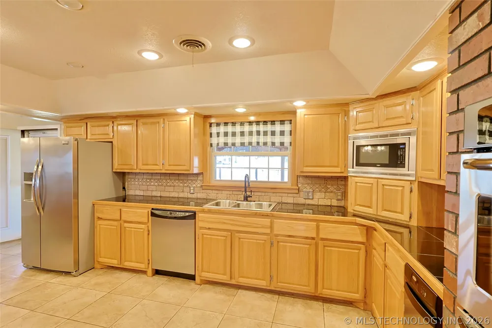 1002 W Knisley Avenue Checotah, OK 74426