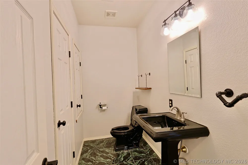 1002 W Knisley Avenue Checotah, OK 74426