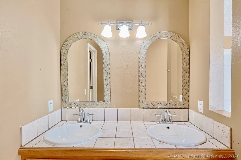 1002 W Knisley Avenue Checotah, OK 74426