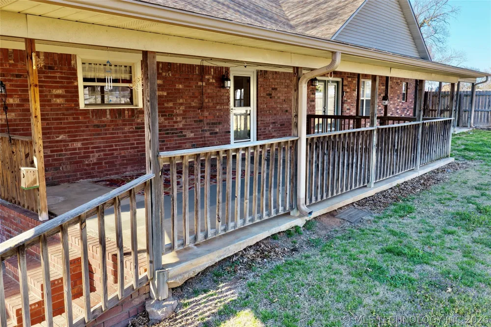 1002 W Knisley Avenue Checotah, OK 74426