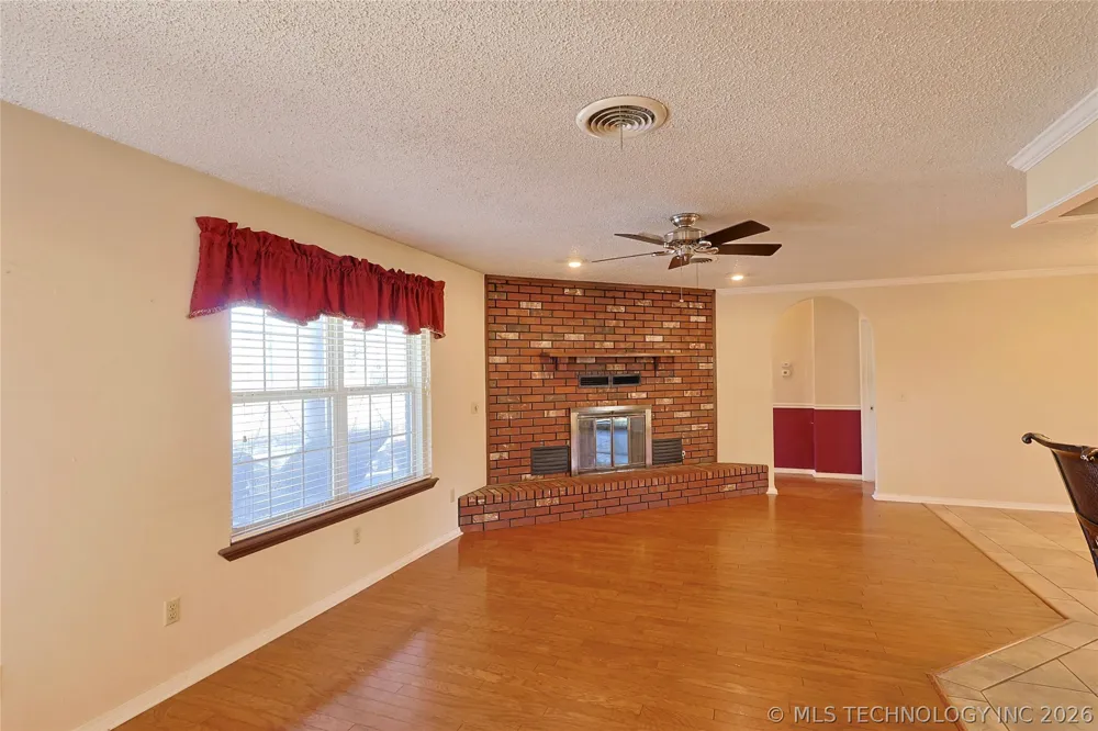 1002 W Knisley Avenue Checotah, OK 74426