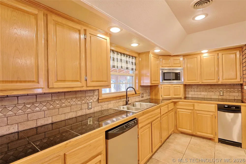 1002 W Knisley Avenue Checotah, OK 74426
