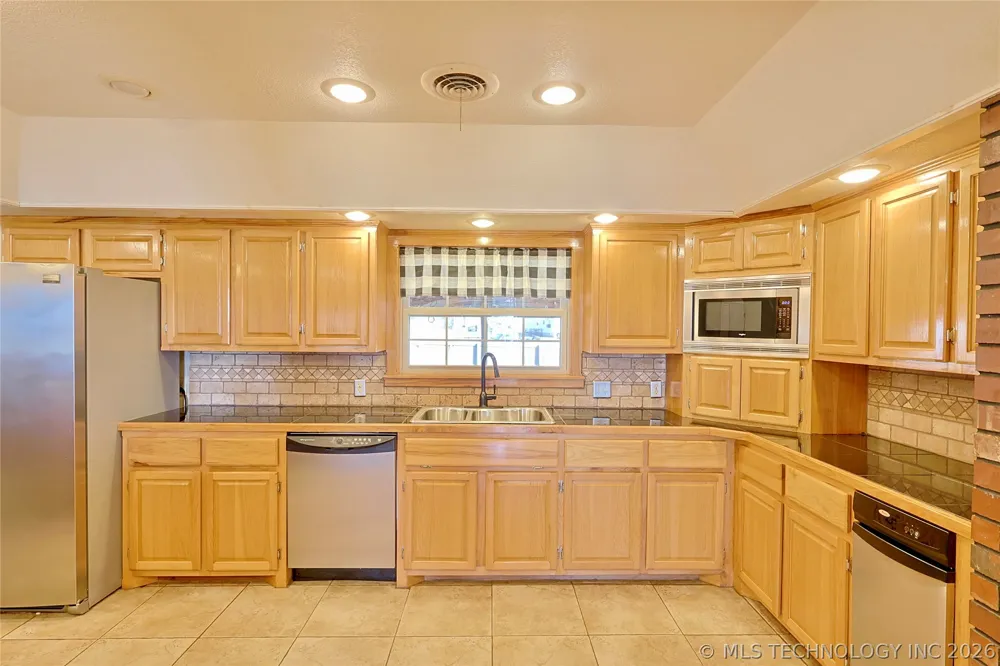 1002 W Knisley Avenue Checotah, OK 74426