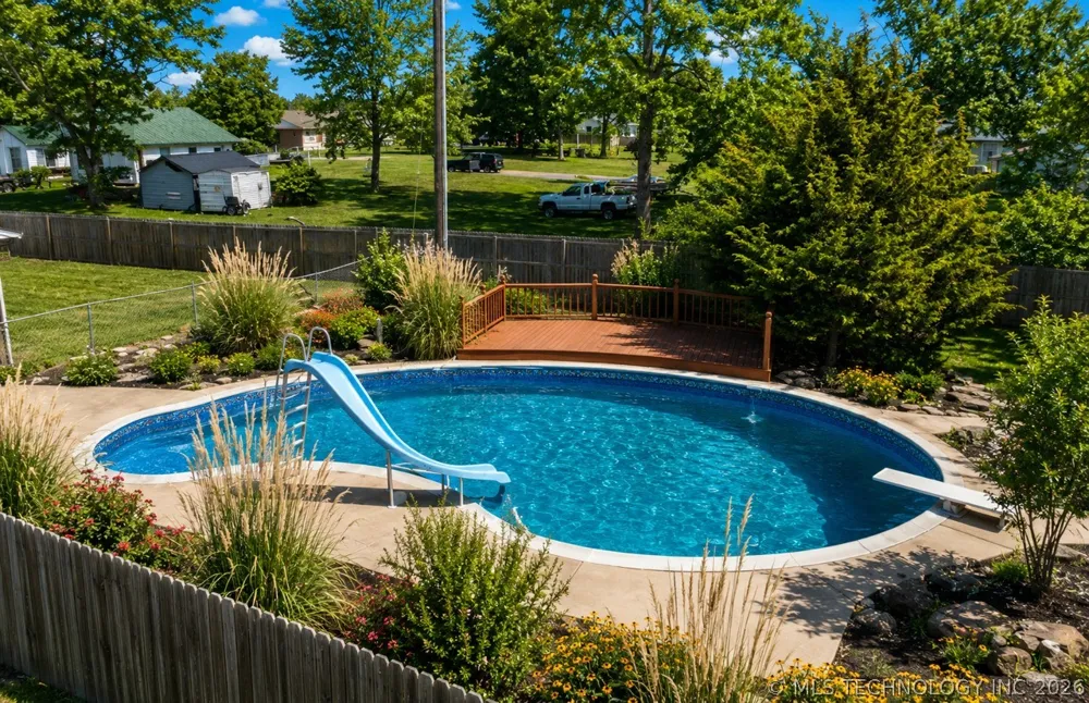 1002 W Knisley Avenue Checotah, OK 74426