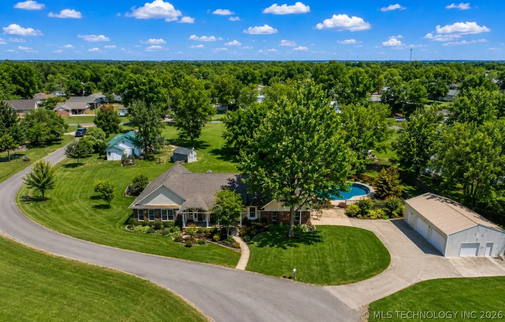 1002 W Knisley Avenue Checotah, OK 74426