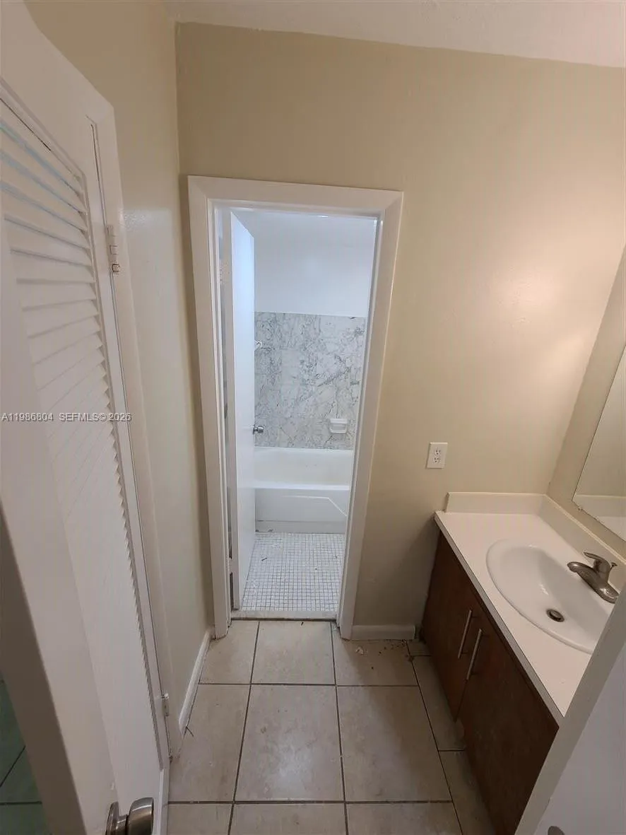 140 Royal Palm Rd #107 Hialeah Gardens, FL 33016