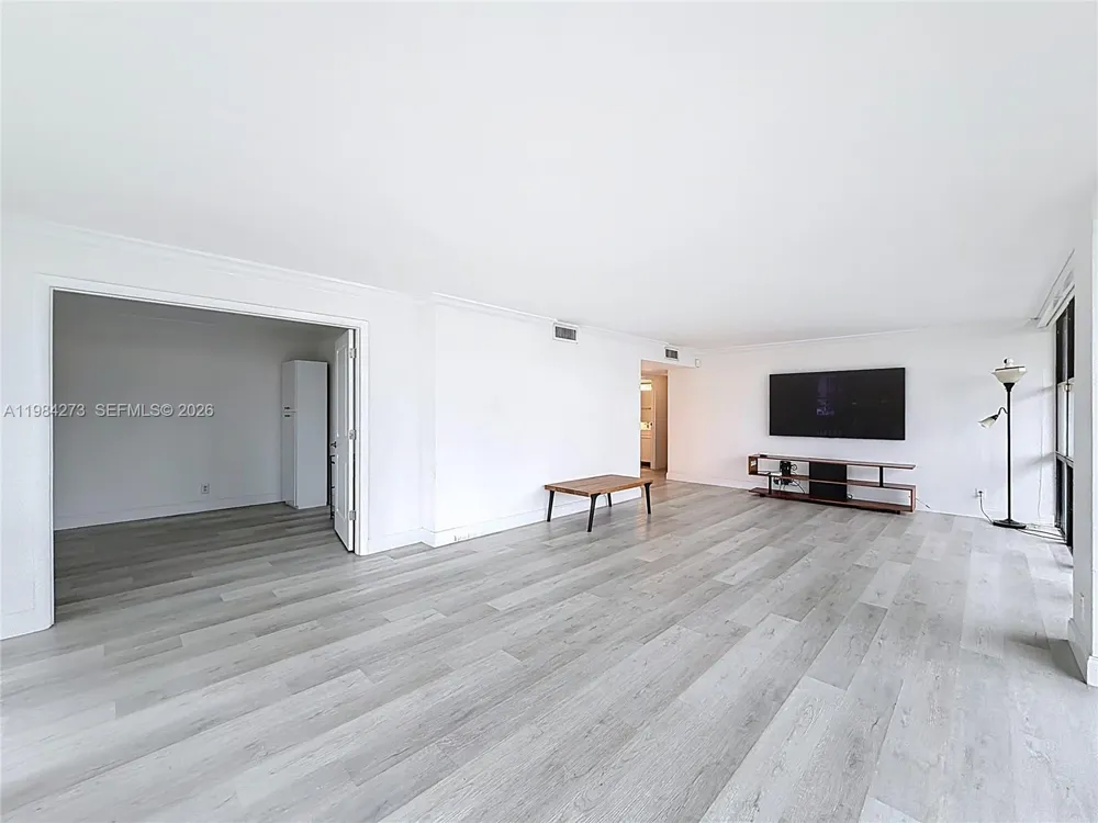 1000 Parkview Dr #121 Hallandale Beach, FL 33009