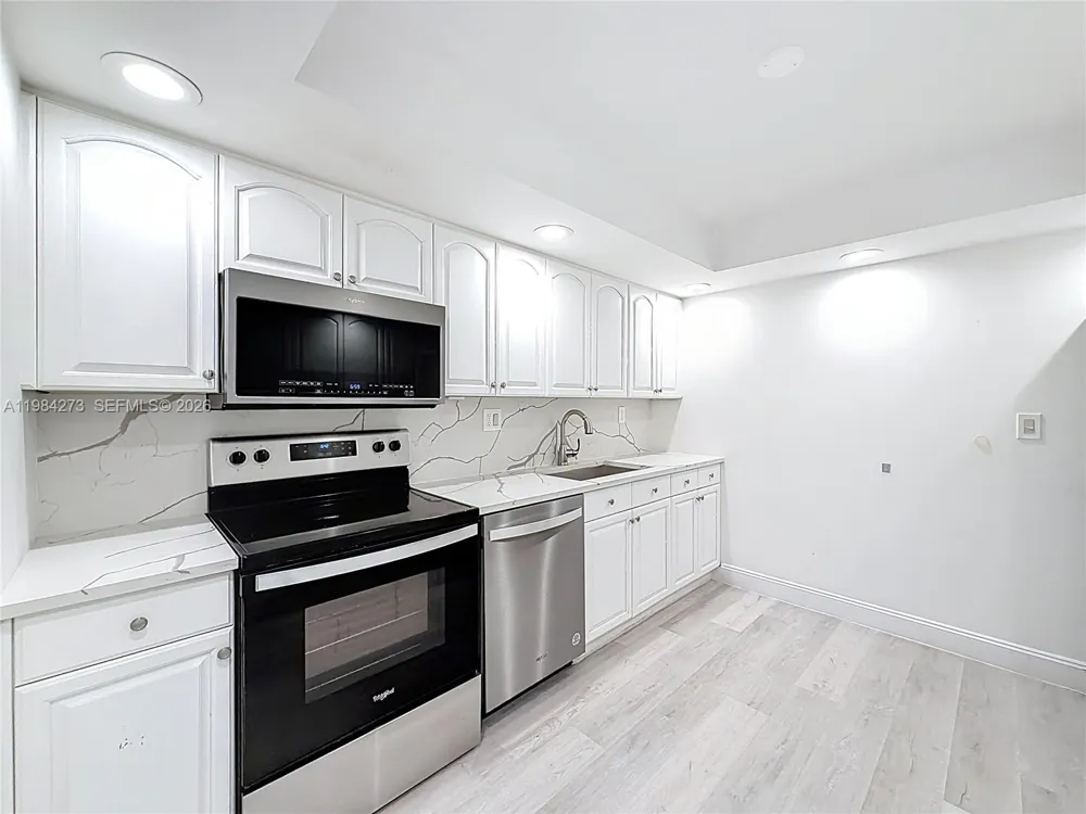 1000 Parkview Dr #121 Hallandale Beach, FL 33009