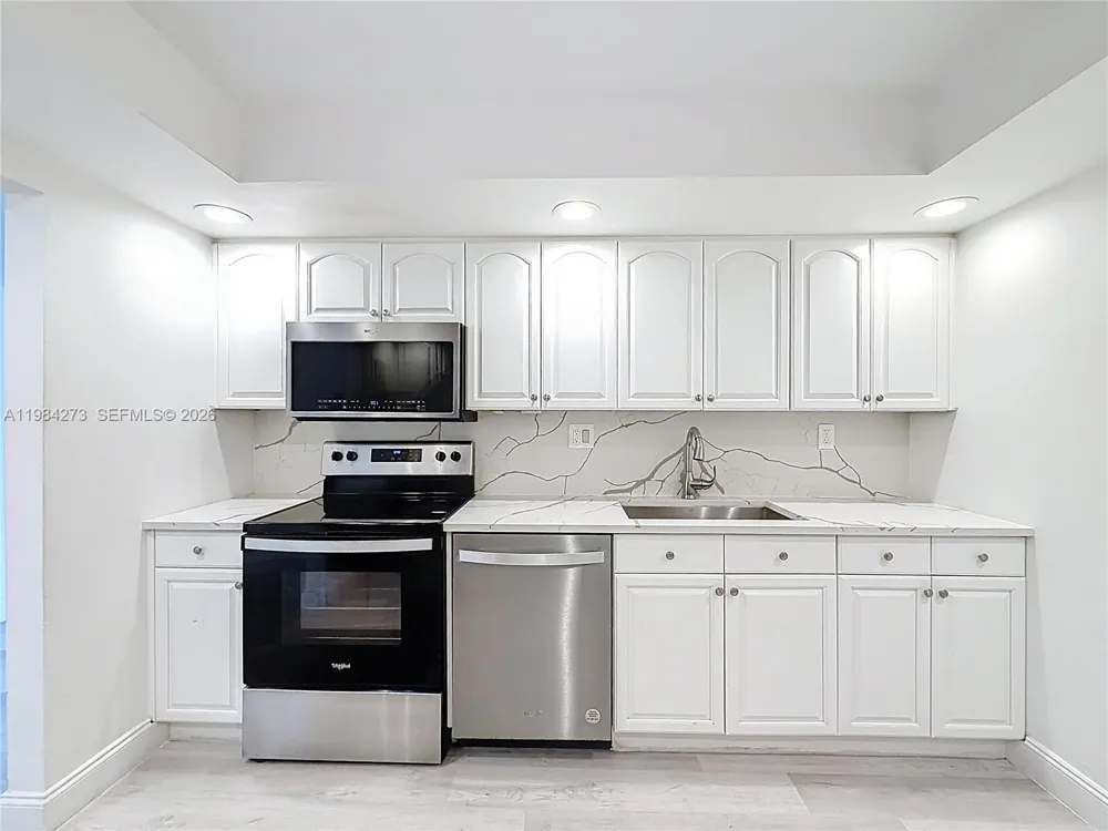 1000 Parkview Dr #121 Hallandale Beach, FL 33009