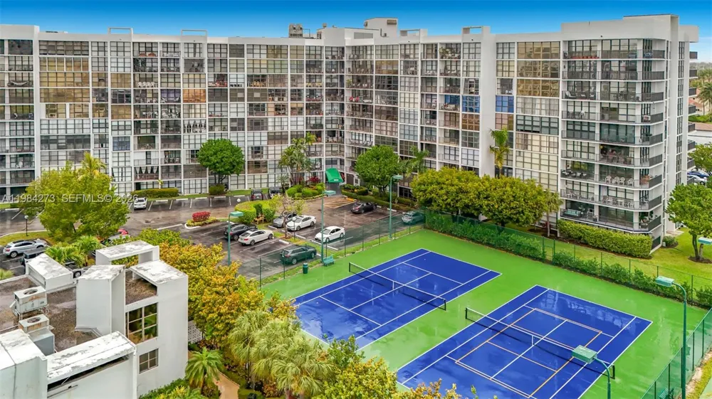 1000 Parkview Dr #121 Hallandale Beach, FL 33009