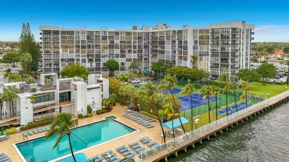 1000 Parkview Dr #121 Hallandale Beach, FL 33009