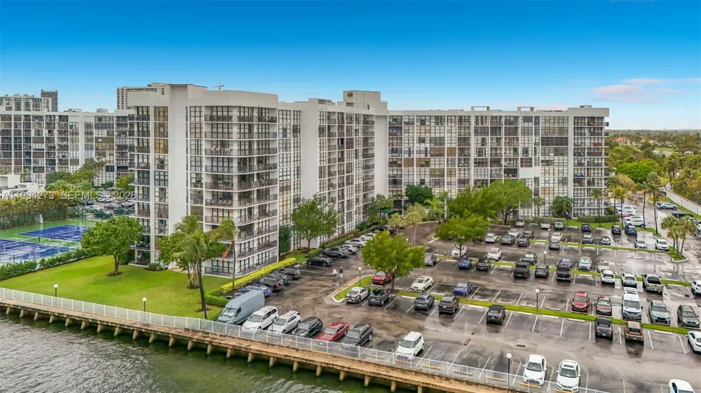 1000 Parkview Dr #121 Hallandale Beach, FL 33009