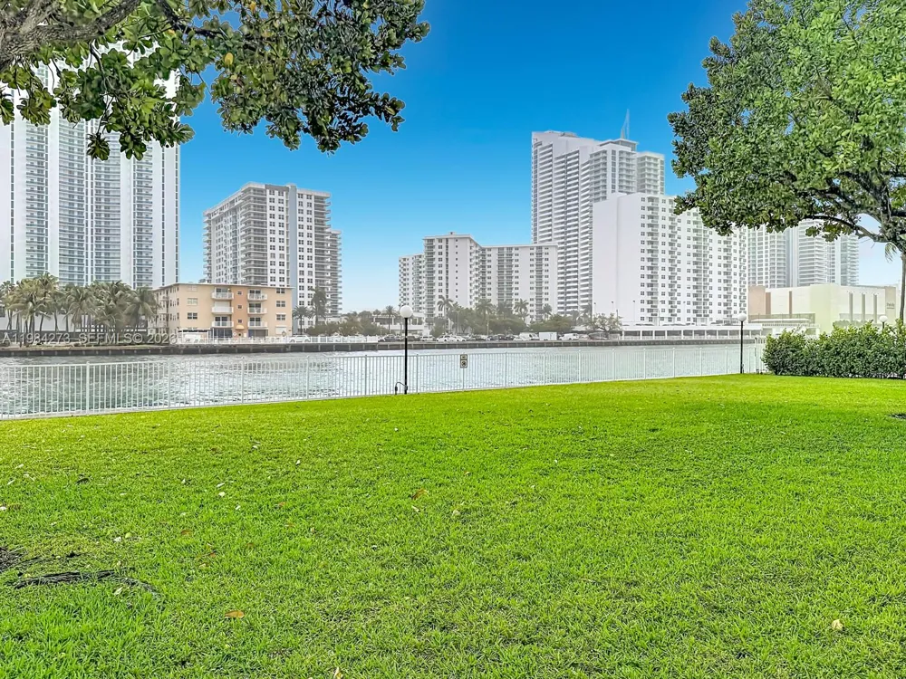 1000 Parkview Dr #121 Hallandale Beach, FL 33009