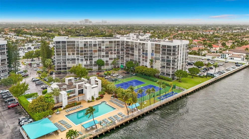 1000 Parkview Dr #121 Hallandale Beach, FL 33009