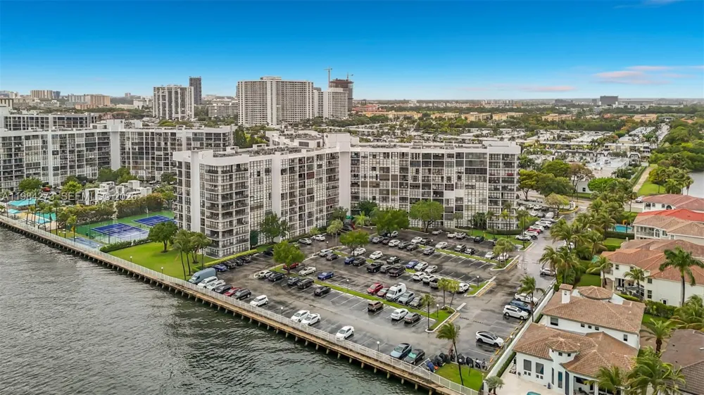 1000 Parkview Dr #121 Hallandale Beach, FL 33009