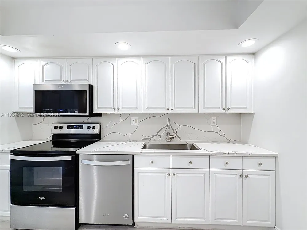1000 Parkview Dr #121 Hallandale Beach, FL 33009