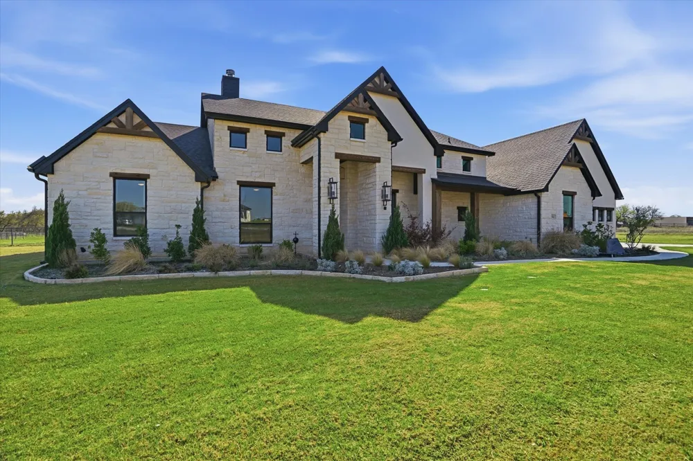 561 Royal Santana Weatherford, TX 76087