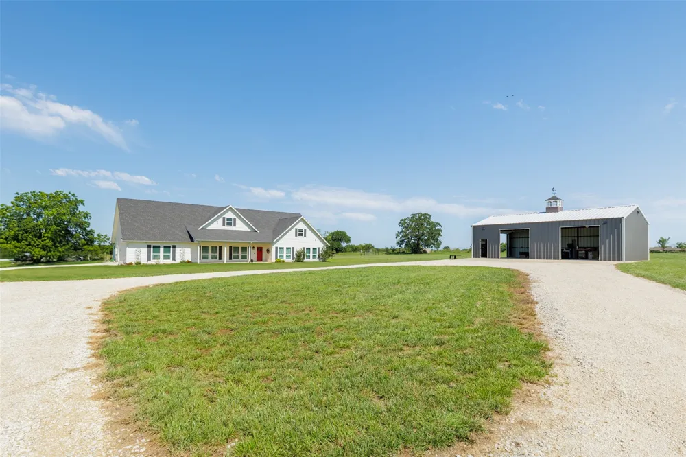 121 County Road 2571 Alvord, TX 76225