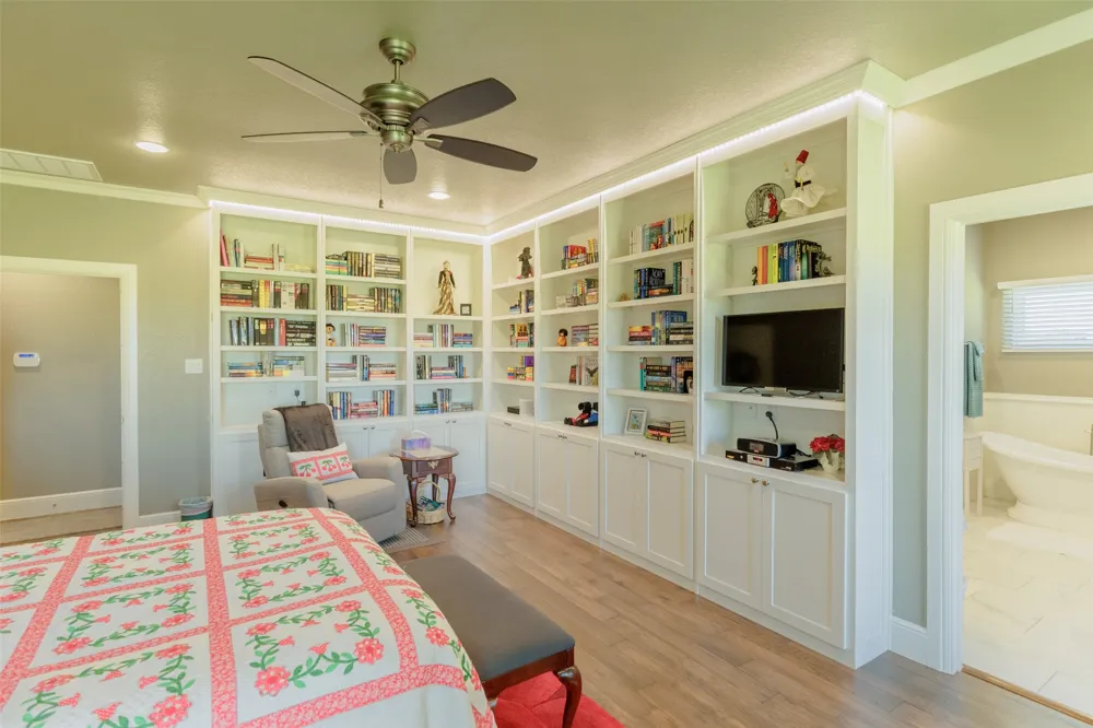 121 County Road 2571 Alvord, TX 76225