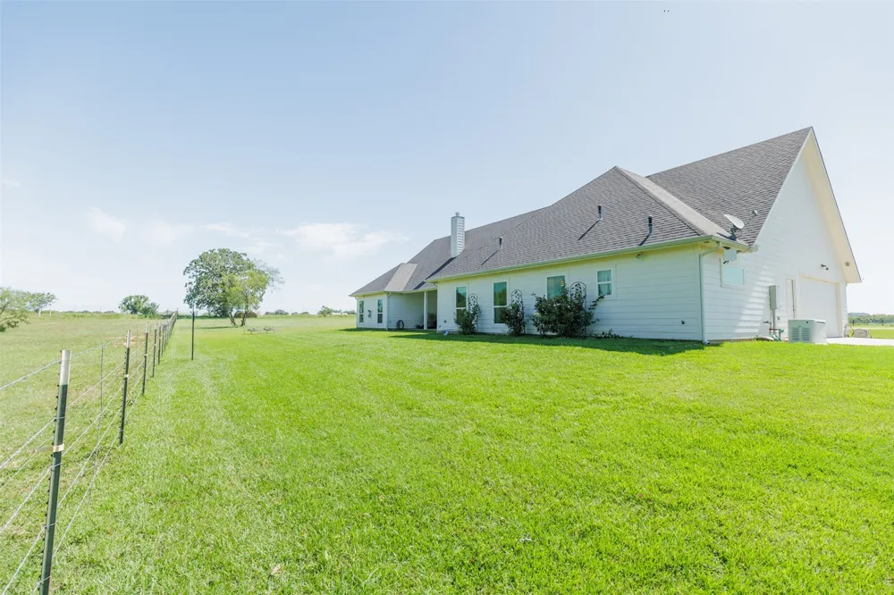 121 County Road 2571 Alvord, TX 76225