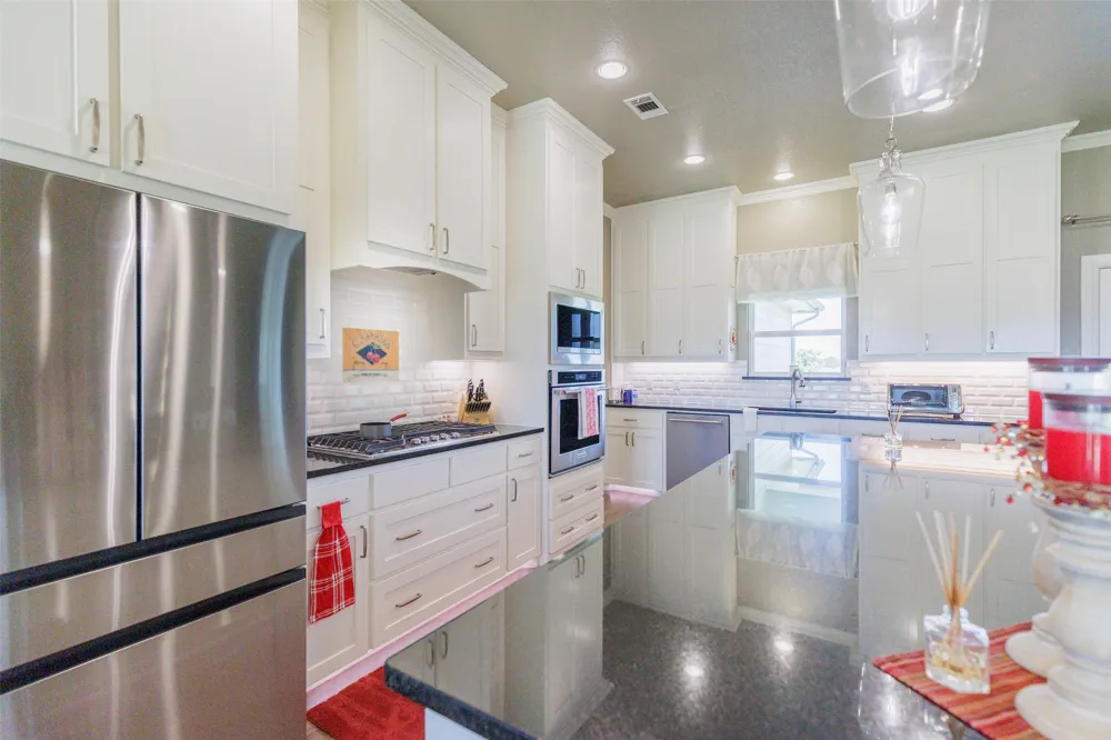 121 County Road 2571 Alvord, TX 76225