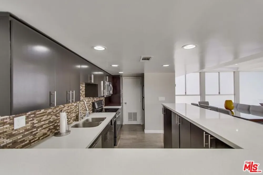 7250 Franklin Avenue #1207 Los Angeles, CA 90046
