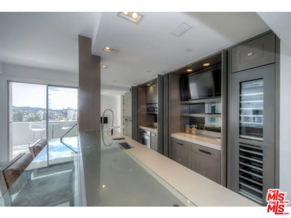 7250 Franklin Avenue #1207 Los Angeles, CA 90046