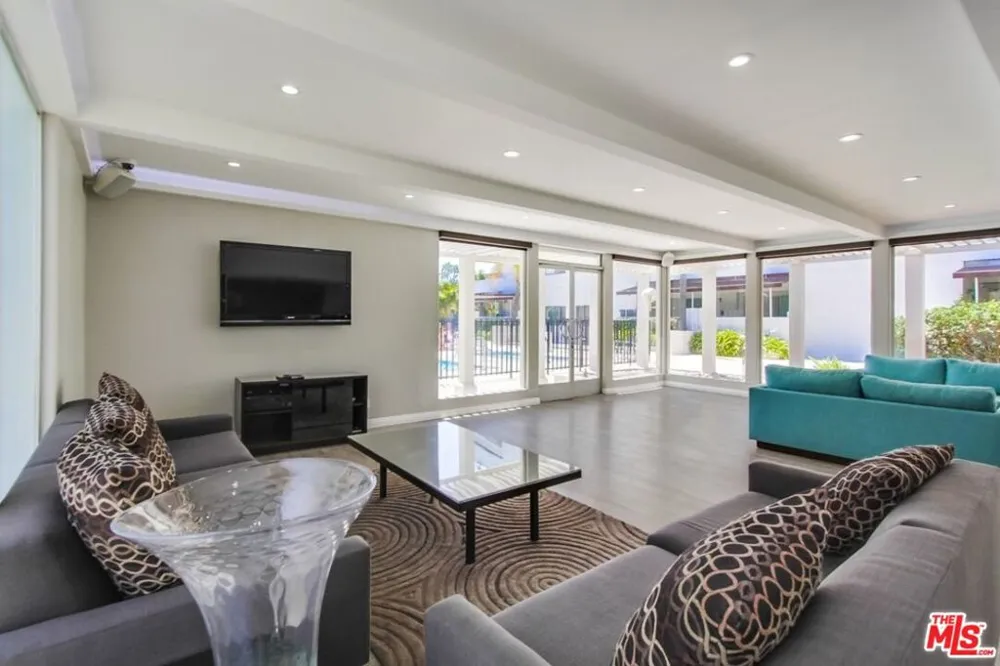 7250 Franklin Avenue #1207 Los Angeles, CA 90046