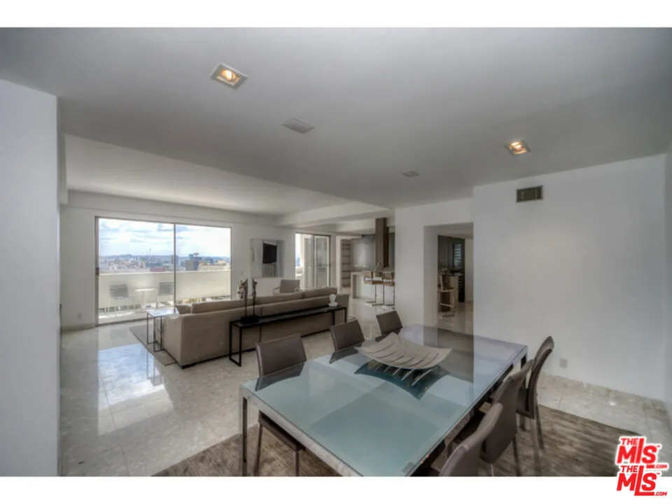 7250 Franklin Avenue #1207 Los Angeles, CA 90046