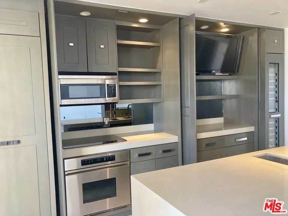 7250 Franklin Avenue #1207 Los Angeles, CA 90046