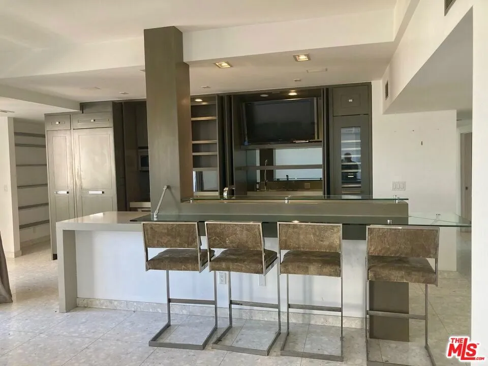 7250 Franklin Avenue #1207 Los Angeles, CA 90046