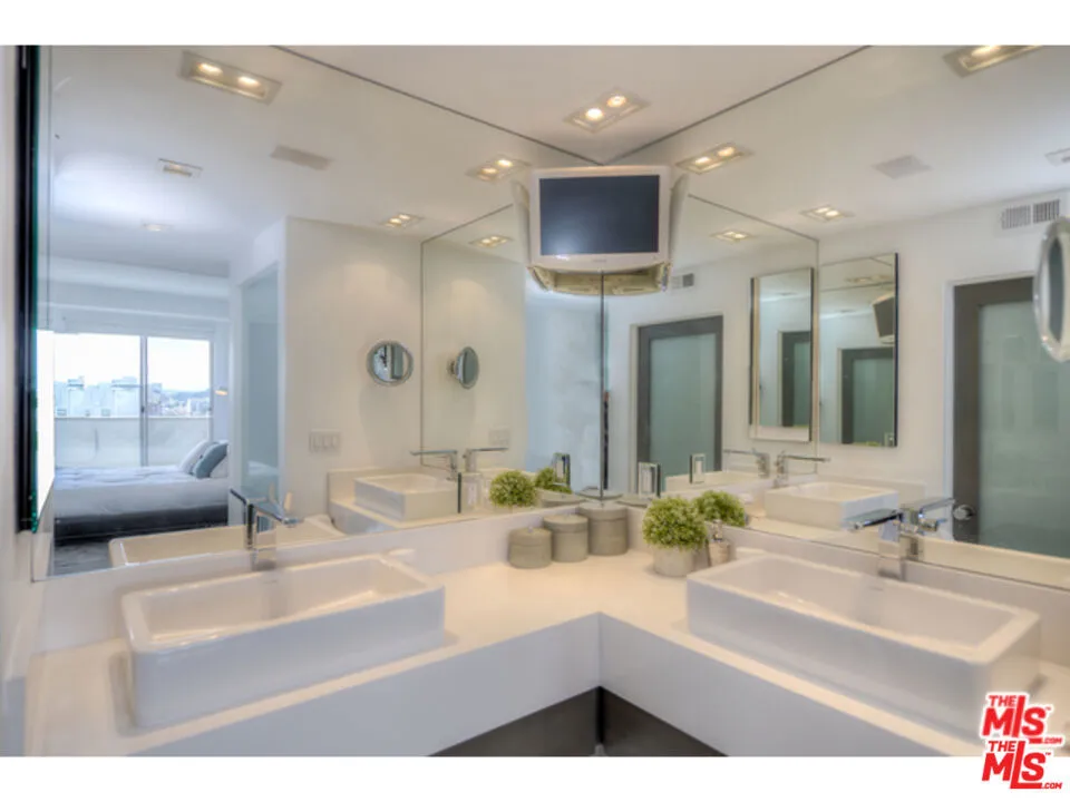 7250 Franklin Avenue #1207 Los Angeles, CA 90046