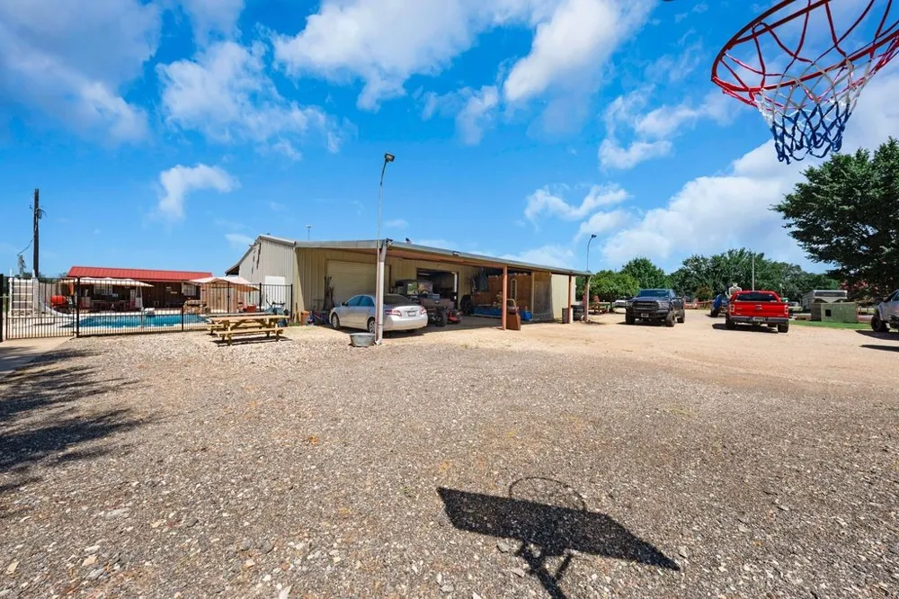 50 County Road 13200 Blossom, TX 75416