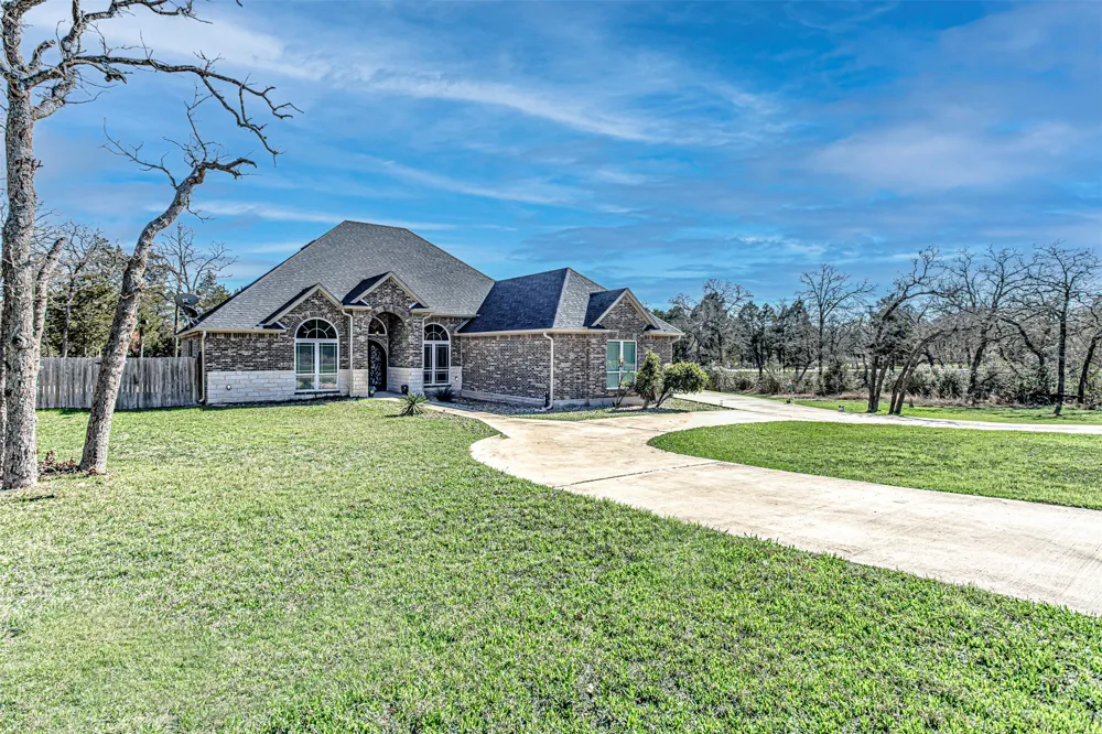 105 Arbors Circle Elgin, TX 78621