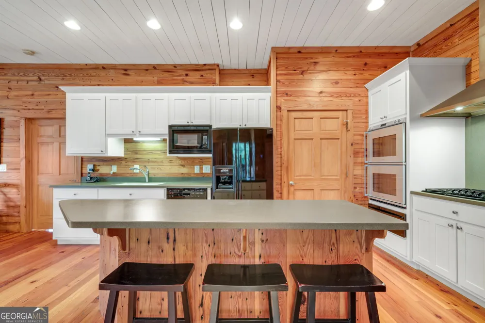 1233 Tame Turkey RD Lakemont, GA 30552