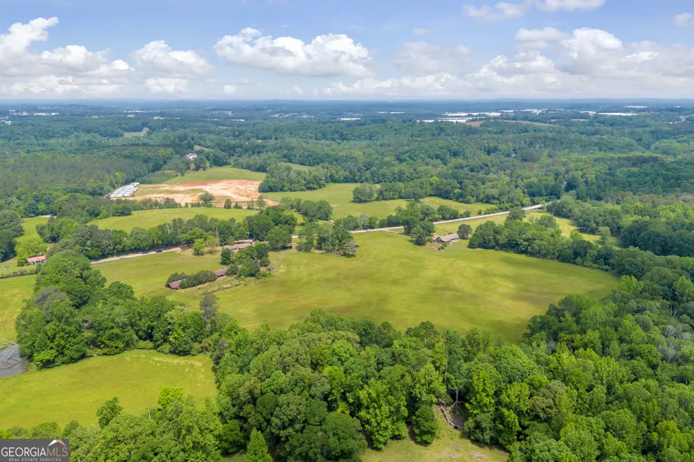 586 Covered Bridge RD Hoschton, GA 30548