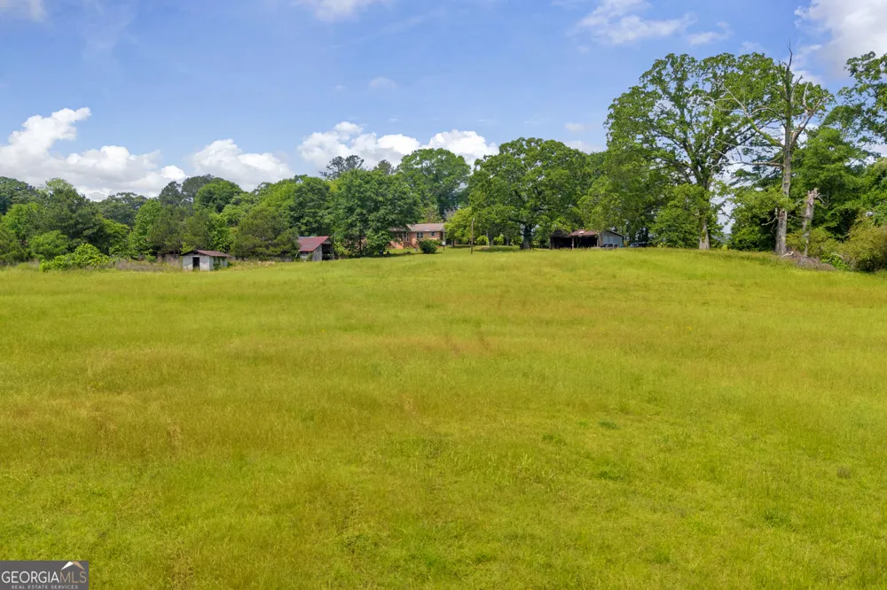 586 Covered Bridge RD Hoschton, GA 30548